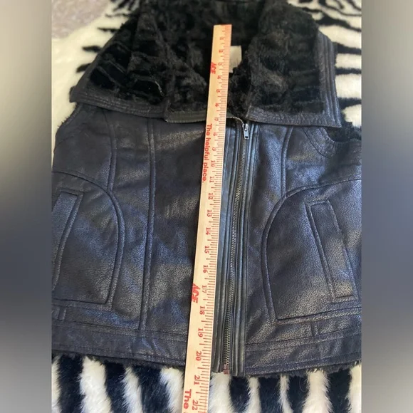 Women's Black Faux Fur Collar Vest - Picture 5 of 9